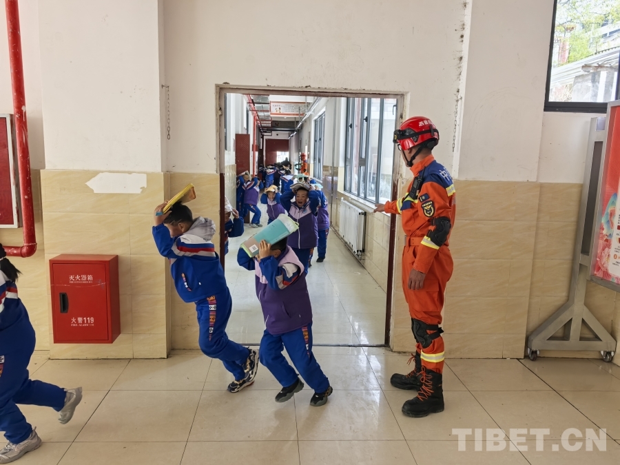 在消防救援人员的指导下开展应急疏散演练.jpg 在消防救援人员的指导下开展应急疏散演练.jpg