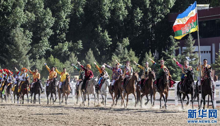 (体育)(1)民族体育——拉萨举行民族传统马术表演