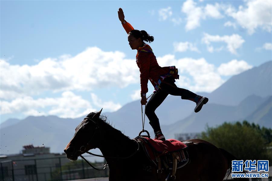 (体育)(2)民族体育——拉萨举行民族传统马术表演