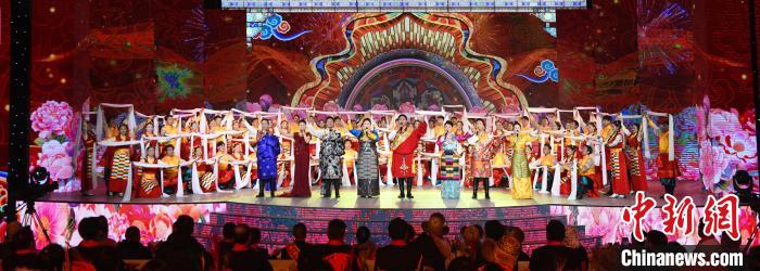 图为拉萨市春节藏历新年联欢晚会录制现场。　贡嘎来松 摄