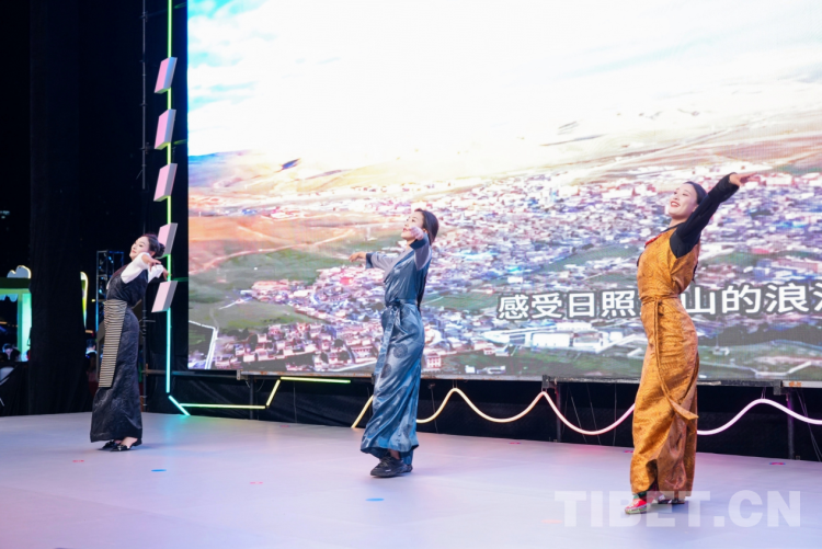 图为活动上表演藏族舞蹈.png