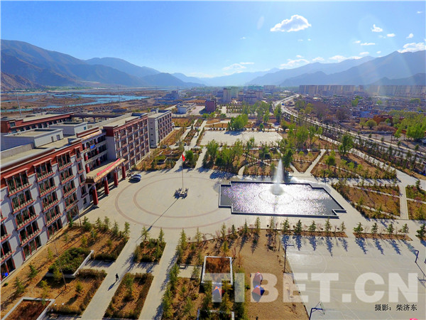 图为拉萨市北京实验中学校园 摄影:柴济东