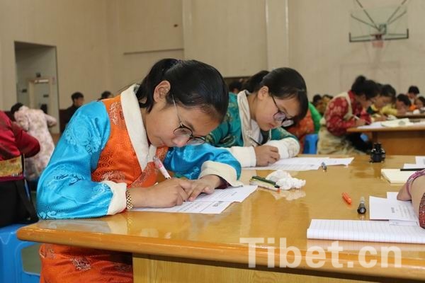 绍兴西藏民族中学举行汉藏英三语书法比赛