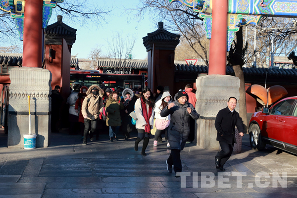 腊八节6600余人雍和宫喝粥祈福