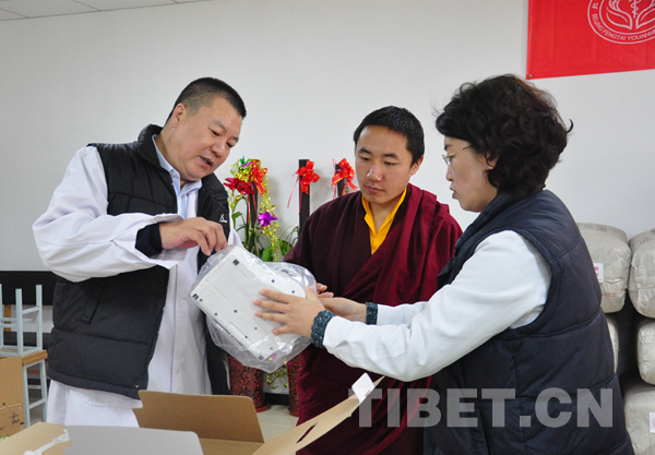 丰台右安门医院向青海囊谦县然久寺捐赠爱心物