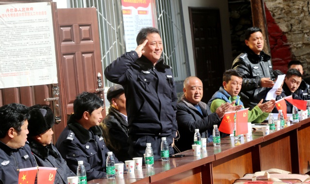 向结对“亲戚”介绍民警