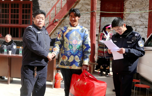 民警为认亲户送上了慰问品