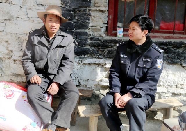 民警与“亲戚”们促膝交谈