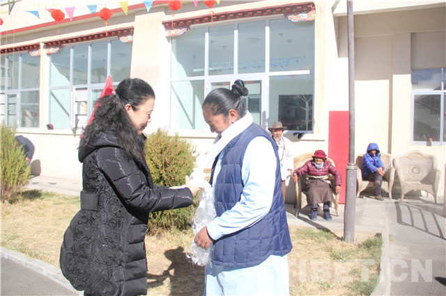 拉萨市道德模范感受春天般的温暖