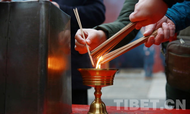 烧头香 诚祈福 雍和宫大喇嘛愿人们心香充满