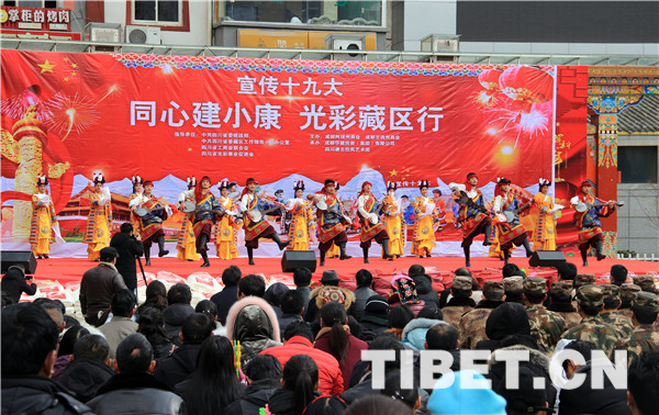 四川甘孜:张灯结彩迎新年 好戏连台闹新春