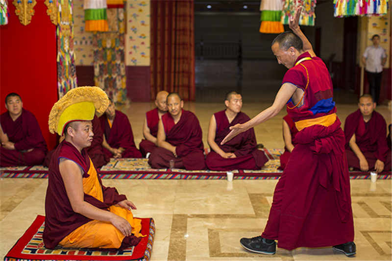 2、辩经考试是制度是藏传佛教寺院教育学习经论、考核成绩、晋升学位的一种方法。辩经的起势是拍手,表示提问的同时也能在气势上威慑对方。一般辩经考试时,要经过几人的击掌问难,才能通过考试。摄影:姚浩然.jpg
