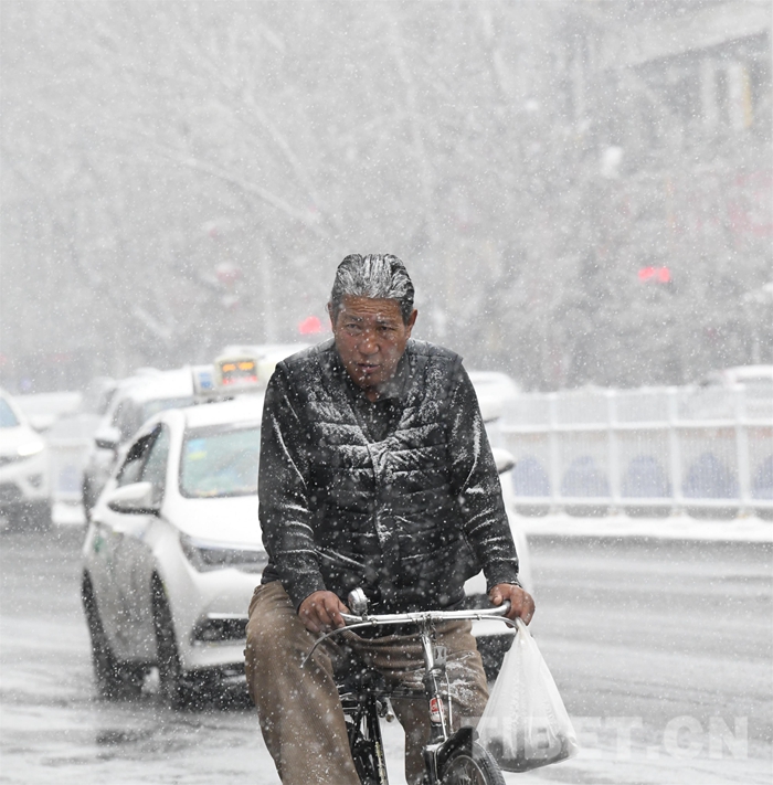 西藏迎来入冬后首场大范围降雪天气 拉萨初雪日推迟明显