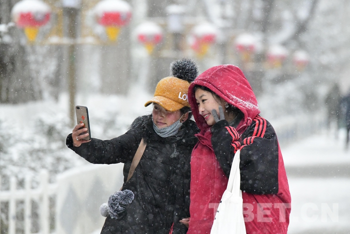 西藏迎来入冬后首场大范围降雪天气 拉萨初雪日推迟明显