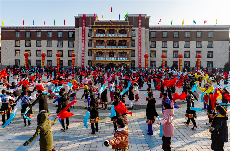 5 图为在欢快的乐曲声中，干部群众尽情表演。摄影：赵世鹏_副本.jpg