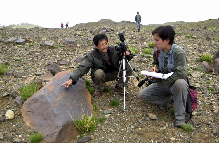 这是科考人员在考察加林山岩画。（唐召明2001年摄）.jpg