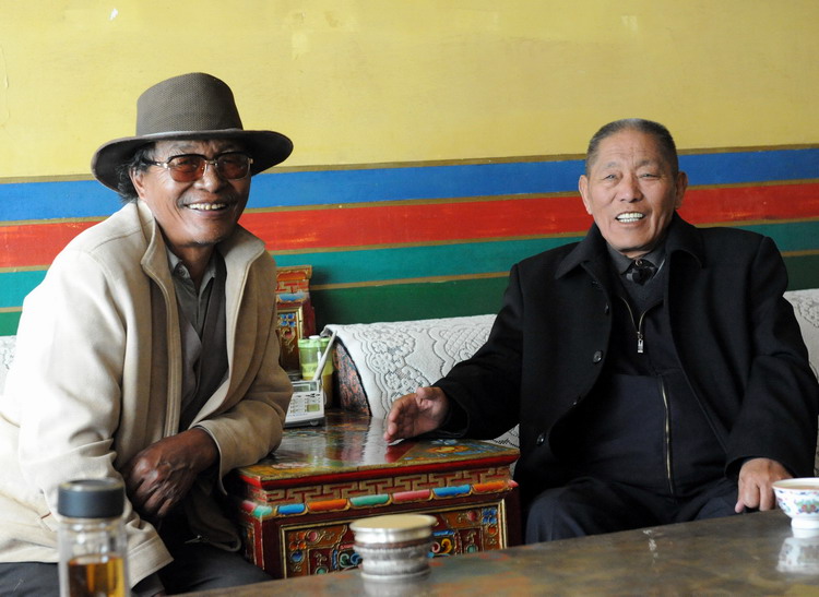 3 这是白玛（左）与来双湖县嘎措乡家中看望他的、当年率领申扎县人民开发藏北无人区的老领导洛桑丹珍（右）在家中合影留念（唐召明2013年7月27日摄）.jpg