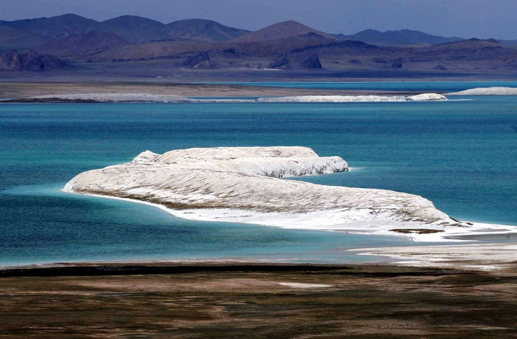 这是班戈错盐湖。白色的是盐类矿物结晶体（唐召明2009年摄）.jpg