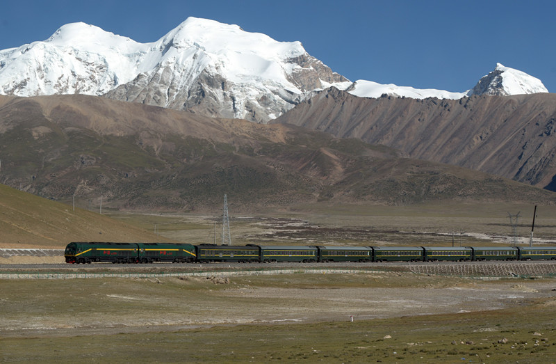 这是奔驰在藏北高原的青藏列车（唐召明2016年7月26日摄）_副本.jpg