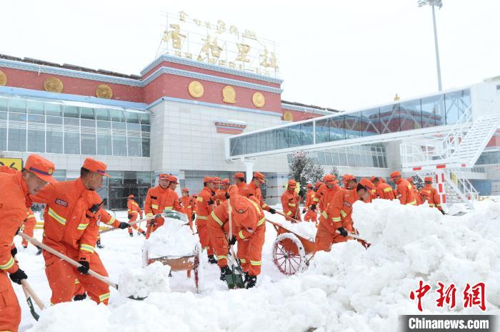风雪中奋战150分钟云南森林消防抢通高原机场