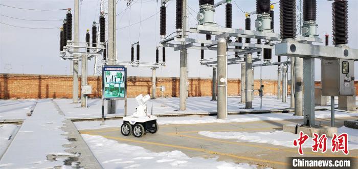 机器人“瓦力”值守在青藏铁路无人变电所