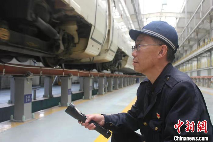 青藏铁路“动车医生”许建国的第二十五个春运