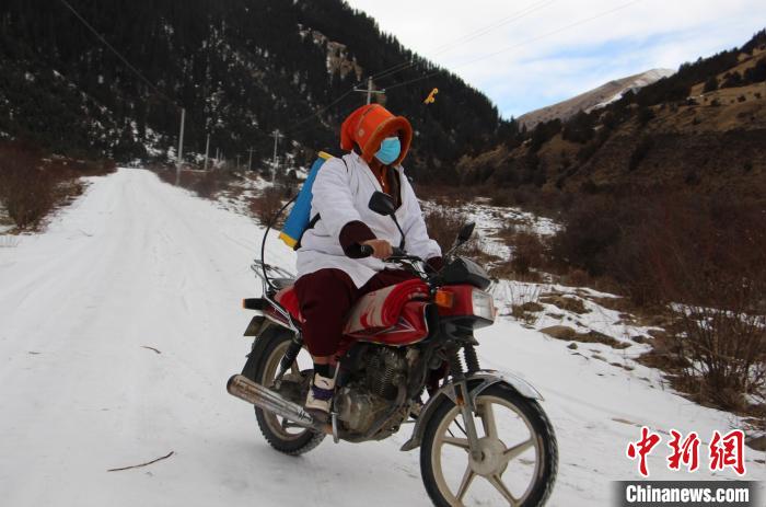 阿坝藏区村医的战“疫”：踏着冰雪去为牧民消毒测体温