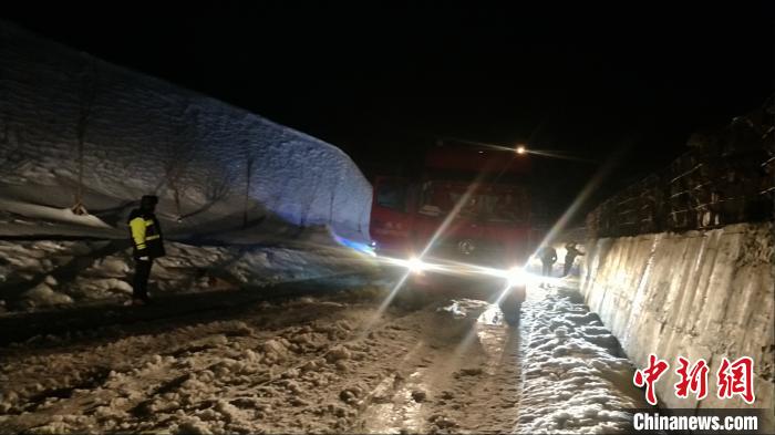云南藏区：运输援藏药品车辆被困雪山民警深夜救援