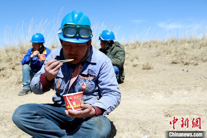 青海藏乡脱贫致富见闻：“电通了，日子也富裕了”