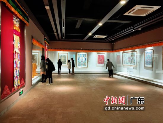 80余幅国家级非遗大师希热布唐卡作品东莞展出。图为展览现场(徐倩 摄)