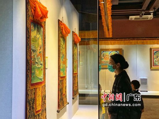 80余幅国家级非遗大师希热布唐卡作品东莞展出。图为充满神秘色彩的唐卡作品吸引人驻足观看(徐倩 摄)