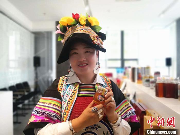甘肅脫貧攻堅縣宣傳周啟動：藏區(qū)女支書講述“甜蜜事業(yè)”