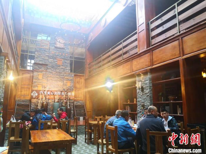 图为扎尕那的藏式民宿酒店中，游客正在用餐。　史静静 摄