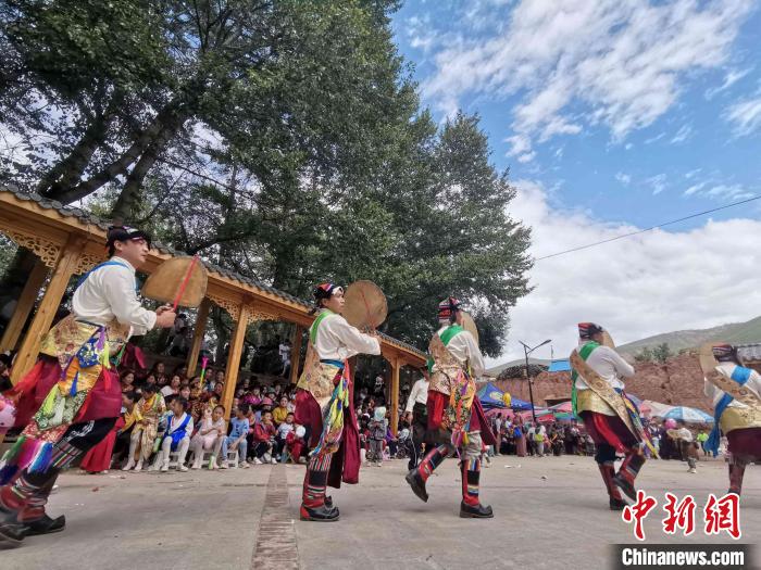 青海热贡上演国家级“非遗”六月会跳神舞祈祷风调雨顺