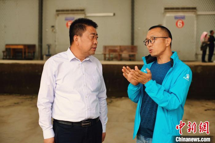 天祝县委书记李鹏(左)接受自媒体“码头青年”主编林飞(右)采访。　阙道华 摄