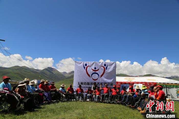 图为青海省玉树藏族自治州脊髓损伤者“希望之家”在玉树草原上开展夏令营活动。受访者提供