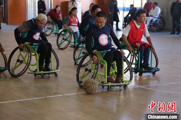 图为青海省玉树藏族自治州脊髓损伤者“希望之家”的轮椅篮球队在比赛。受访者提供