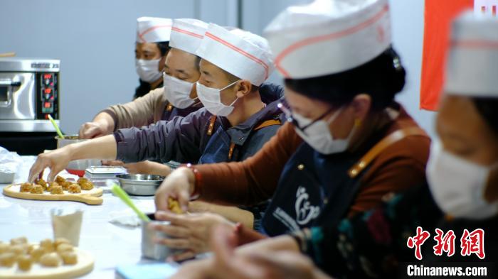 图为青海省玉树藏族自治州脊髓损伤者“希望之家”成员在制作甜品，他们可获得相应的报酬。受访者提供
