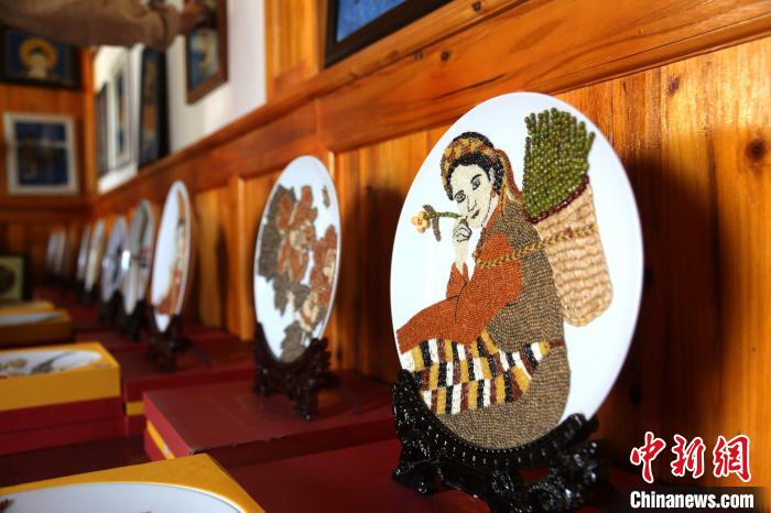 青海尖扎“五谷画”艺人似“神笔马良”：巧把粮食变金沙