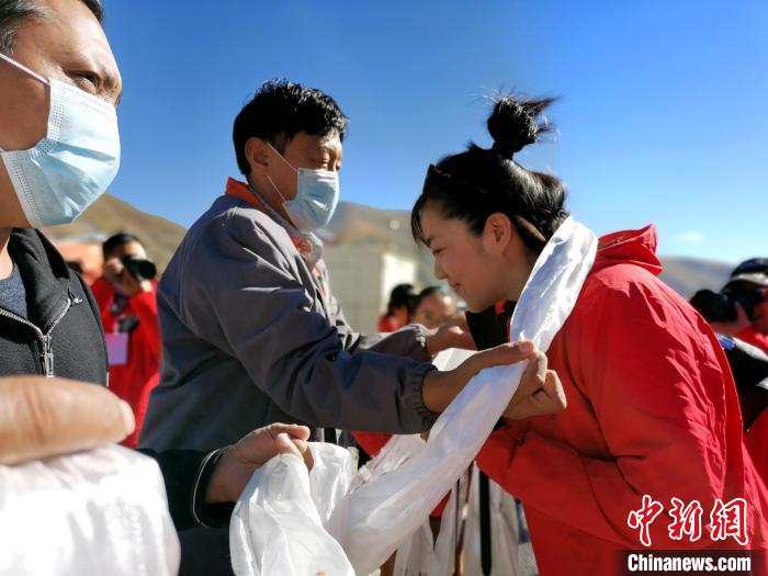 图为玉树州玉树市甘达村村民向中外媒体记者献哈达。　张添福 摄