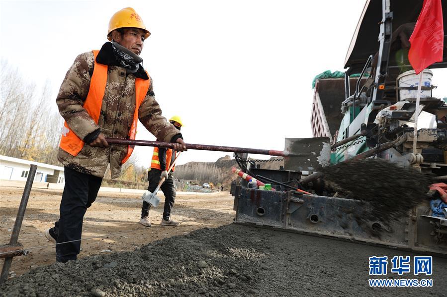 （经济）（3）青海马康公路进入路面施工阶段