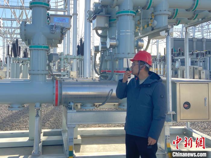 图为国网青海检修公司专业人员在沙柳变电站验收设备。　唐胥 摄