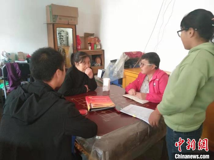 李湘云慰问中牌村肾病患者虎明母亲并了解情况。(资料图)甘肃省水利厅供图