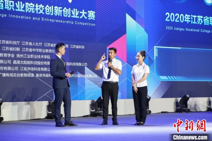 图为拉东参加“建行杯”第六届中国国际“互联网+”大学生创新创业大赛省赛。　受访者供图 摄