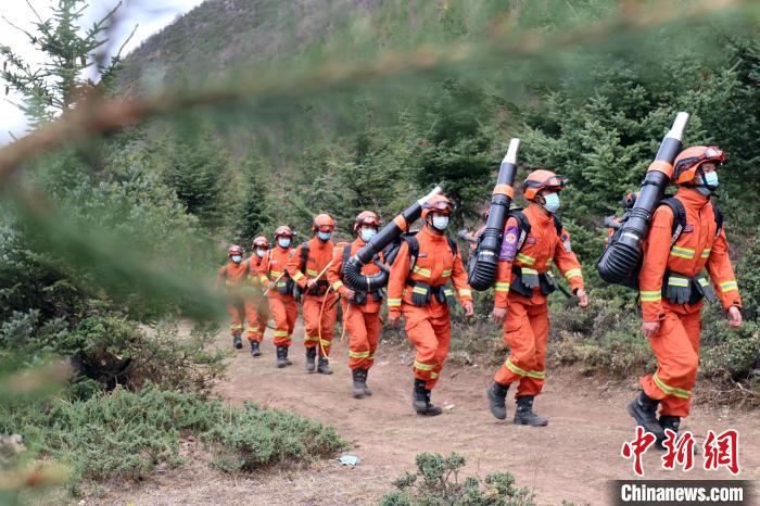 云南迪庆森林消防：走进田间地头守护绿水青山