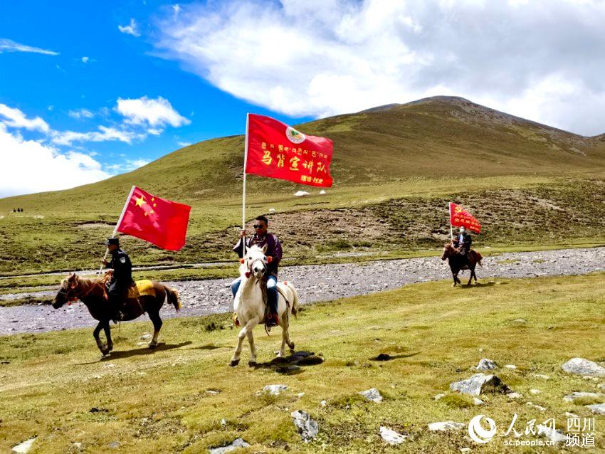 马背宣讲队。巴登摄