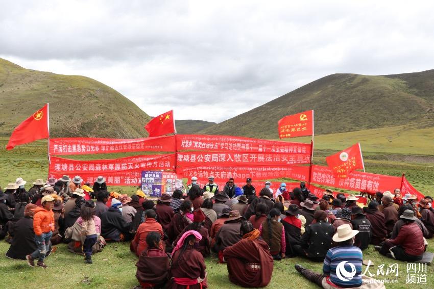 草地上宣讲。巴登摄