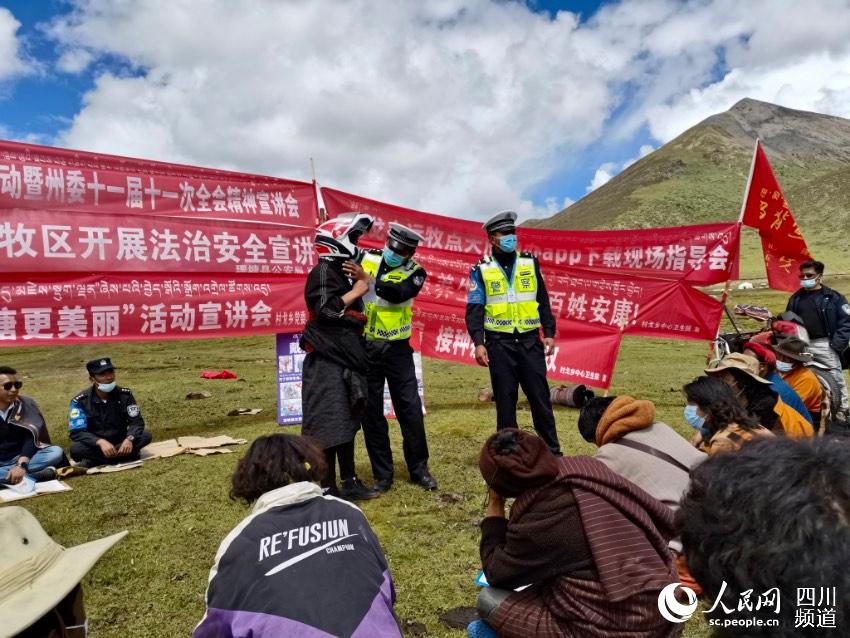 给牧民讲如何佩戴安全头盔。巴登摄