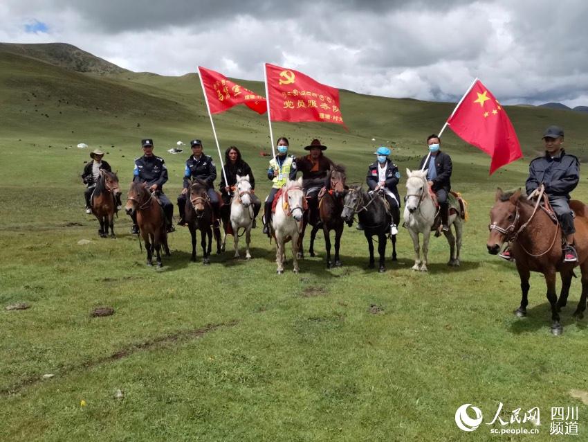 马背宣讲队。巴登摄