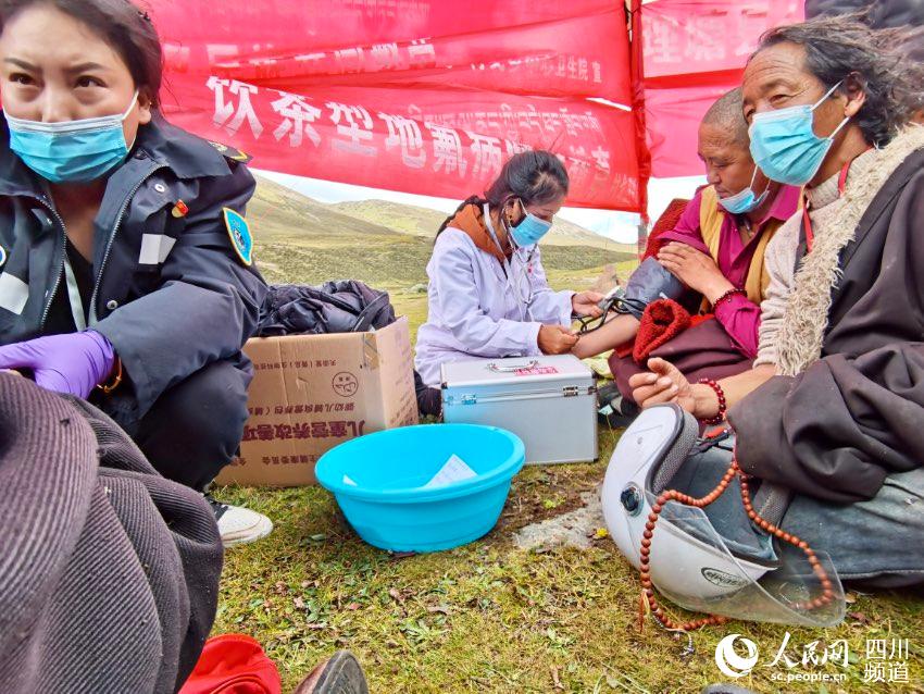 给牧民检查身体。巴登摄